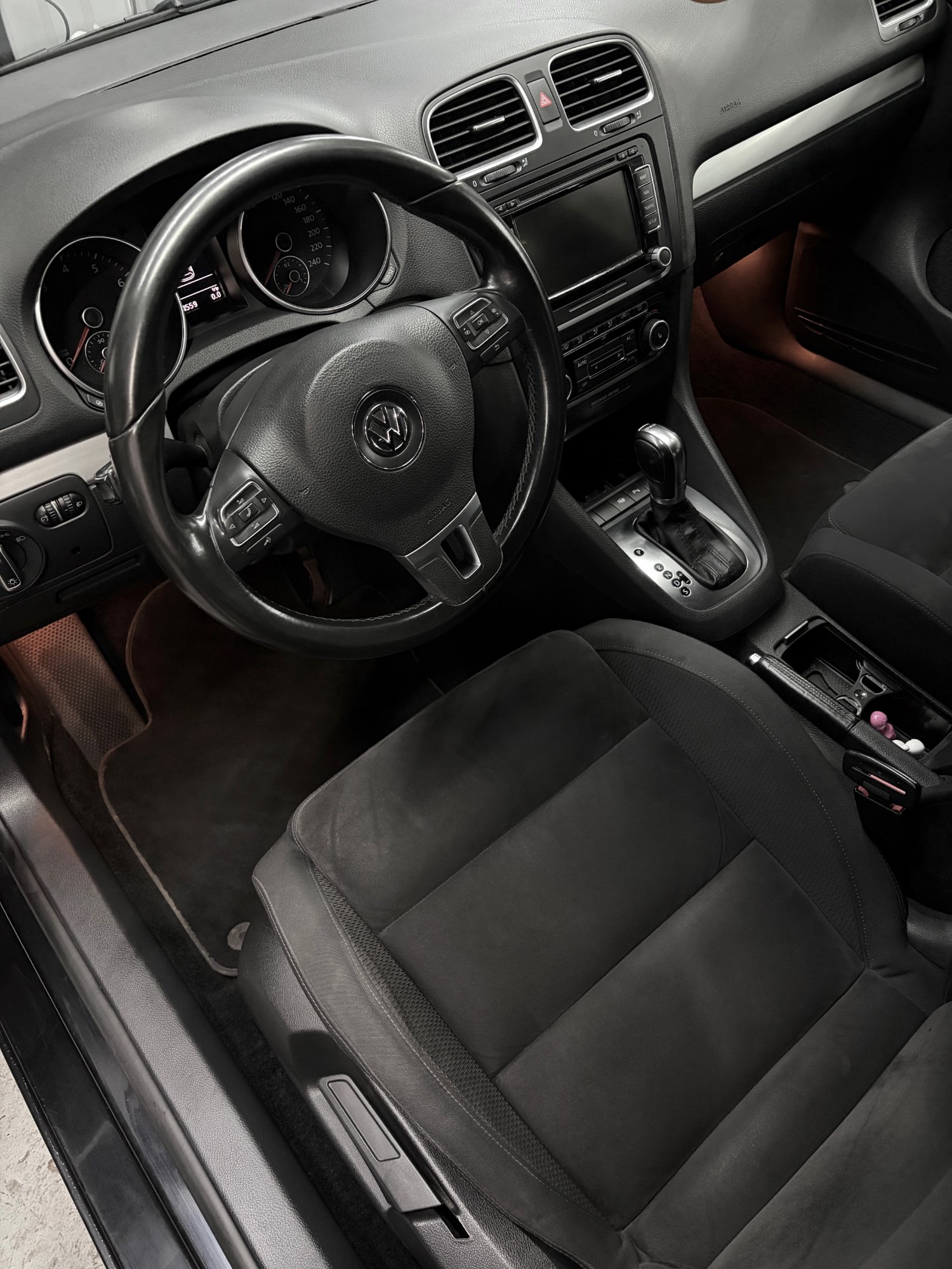Vyčistené sedačky VW Golf po detailingu interiéru — LEER LAB.